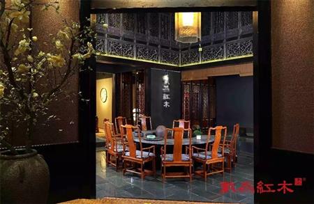 戴為紅木展館內景布置別具匠心，當代中式美學之韻極濃